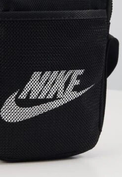 Nike Sportswear Heritage Crossbody Bag Unisex - Schoudertas - Black/Black/White -Tassen Promotie Winkel d68135acd94a4793aab413c95756f85d